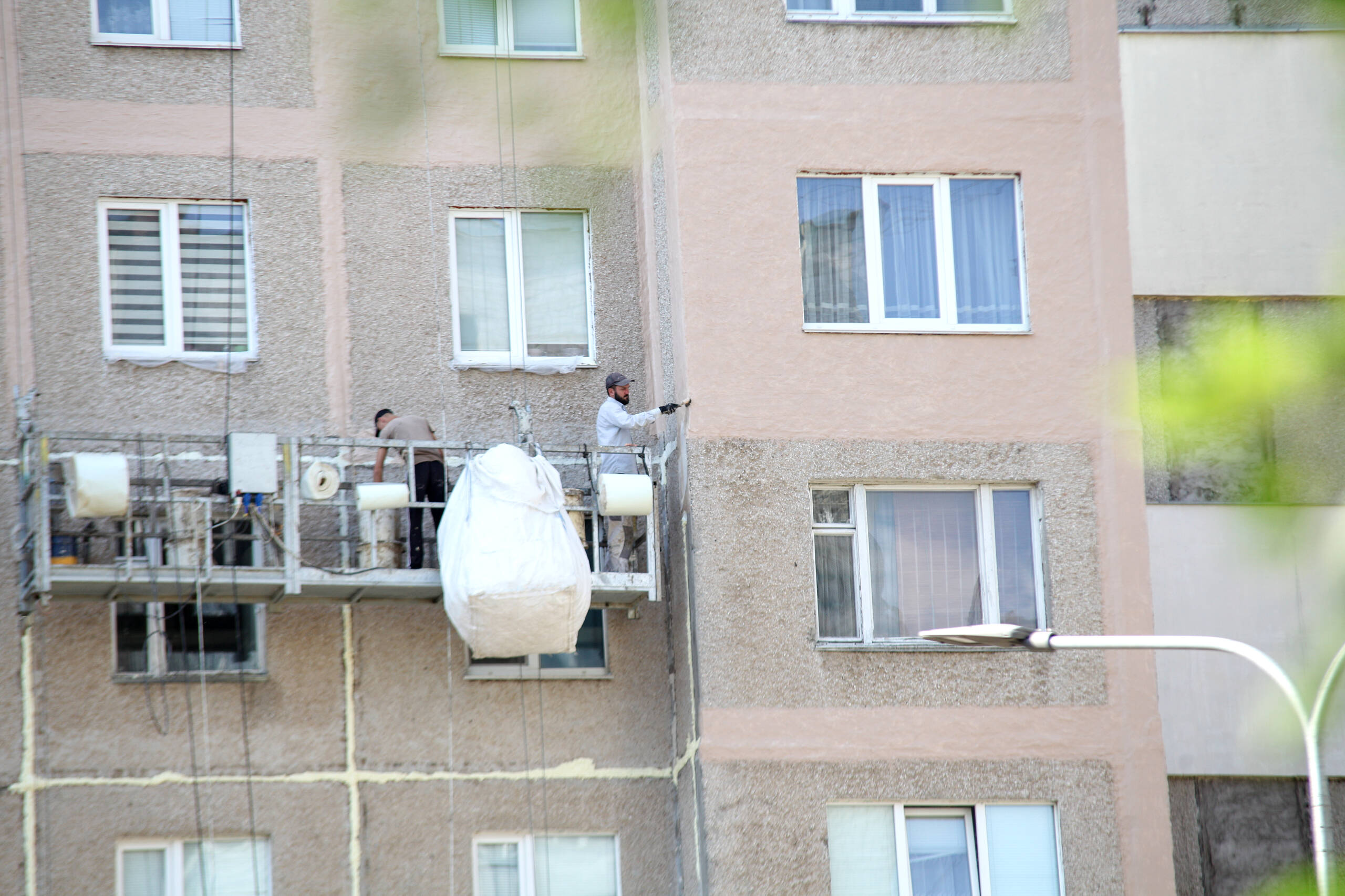 У Вінниці виконують капремонт стиків панелей ще у двох будинках, це дозволить зменшити втрати тепла взимку