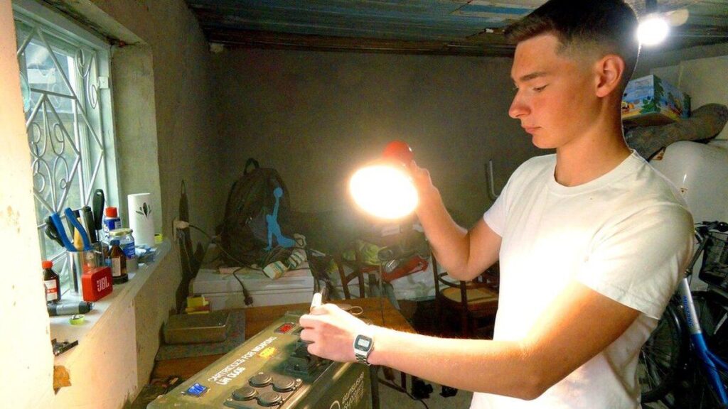 Зарядні станції та павербанки виготовляє для військових 16-річний школяр із Вінниччини