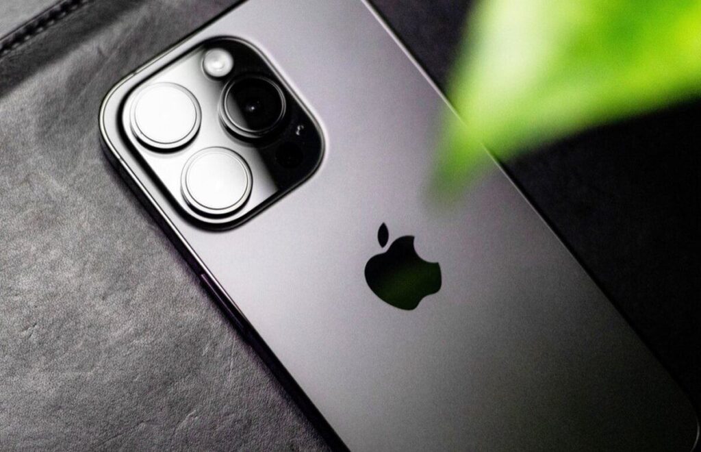 Франція призупиняє продажі iPhone 12 через рівень радіації