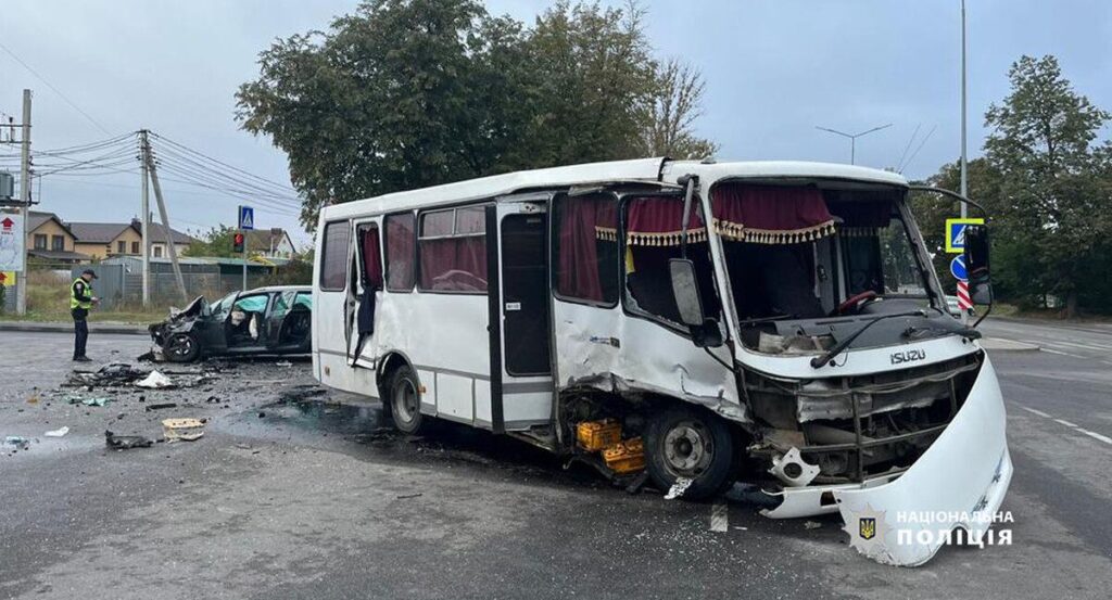 Поліцейські Вінниччини встановлюють обставини аварії, у якій постраждало 5 людей