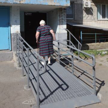 Адаптують будинки для маломобільних мешканців: у Вінниці біля багатоповерхівки встановили пандус