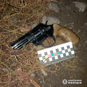 На Вінниччині нетверезий чоловік погрожував револьвером неповнолітньому