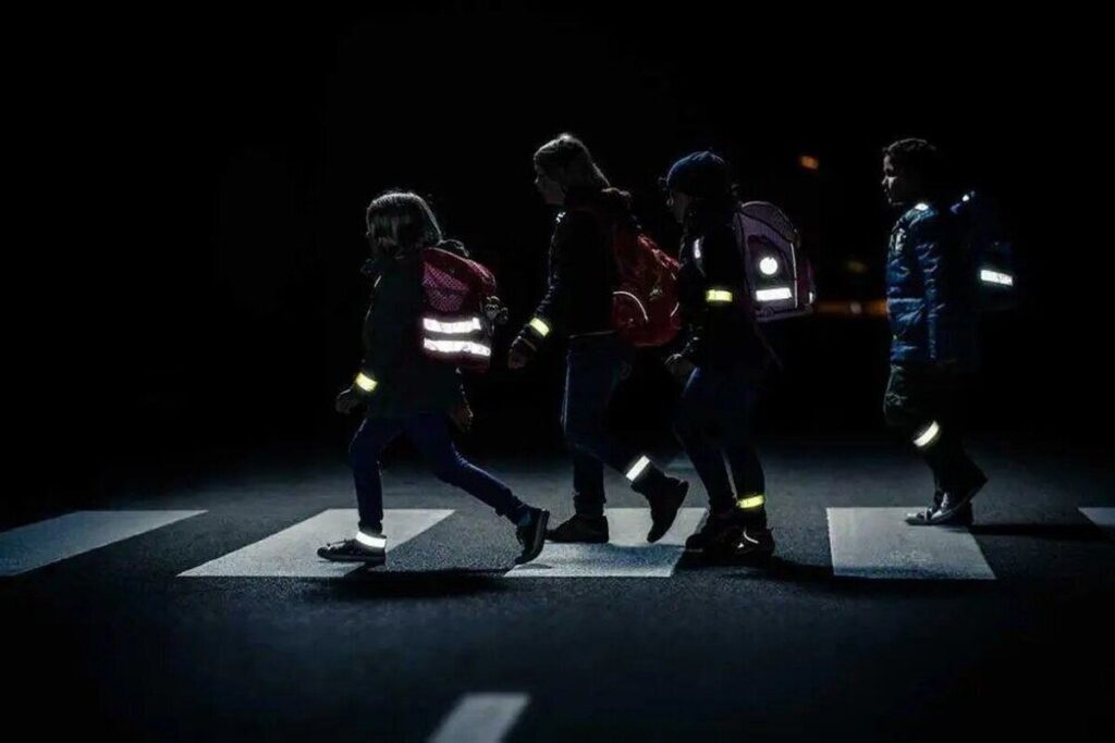 Темніє значно раніше, тож варто подбати про те, щоб ви були помітними на дорозі!