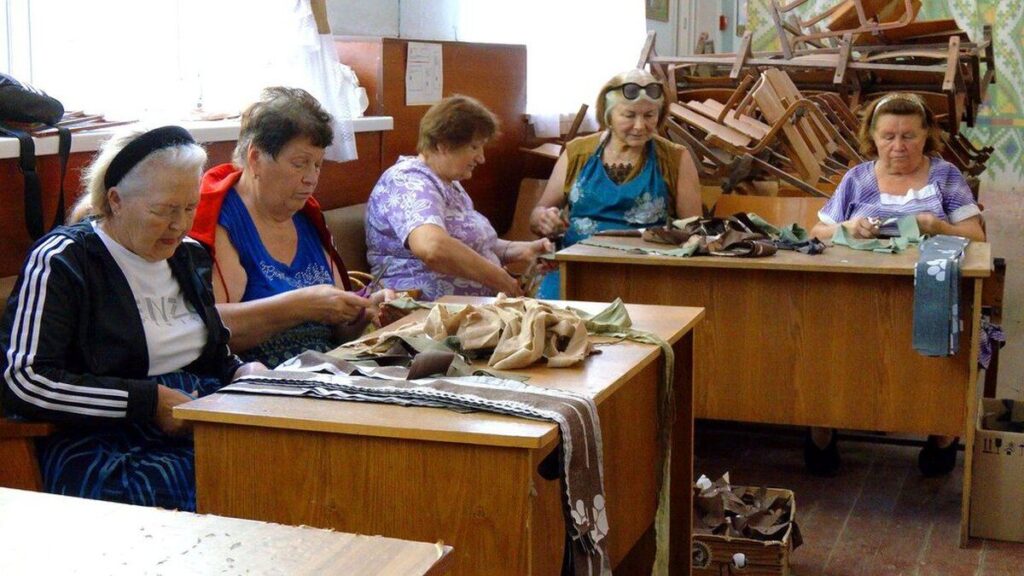 На Вінниччині пенсіонери виготовляють маскувальні сітки та кікімори
