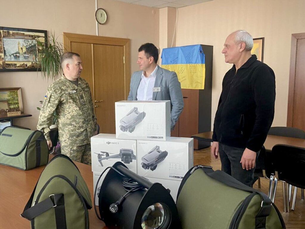 Вінниця передала чергову партію безпілотників та антидронових прожекторів для військових
