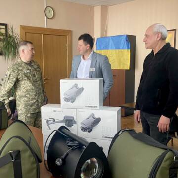 Вінниця передала чергову партію безпілотників та антидронових прожекторів для військових