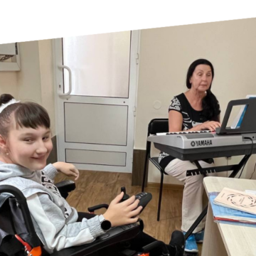 У Вінницькому центрі реабілітації «Гармонія» кваліфікована логопединя навчає людей з інвалідністю правильному мовленню