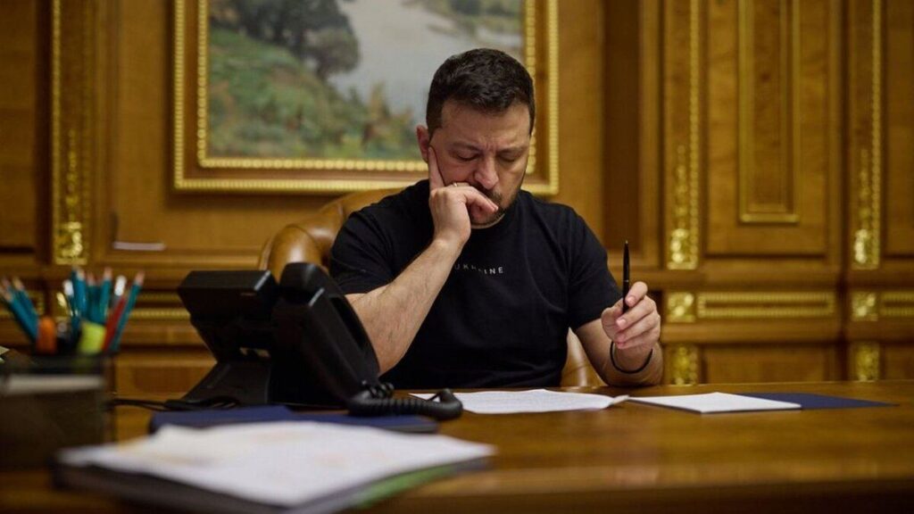 Зеленський вніс у Раду законопроєкти про продовження воєнного стану і мобілізації