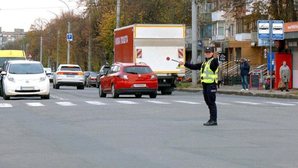 Що означають жести регулювальника: у Вінниці патрульні зорганізували акцію