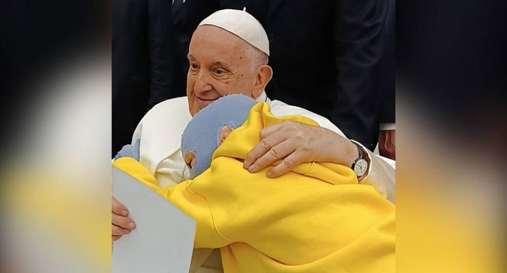 Хлопчик, який вижив після ракетного удару по Вінниці, зустрівся з Папою Римським