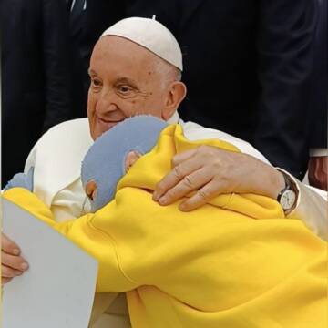 Хлопчик, який вижив після ракетного удару по Вінниці, зустрівся з Папою Римським