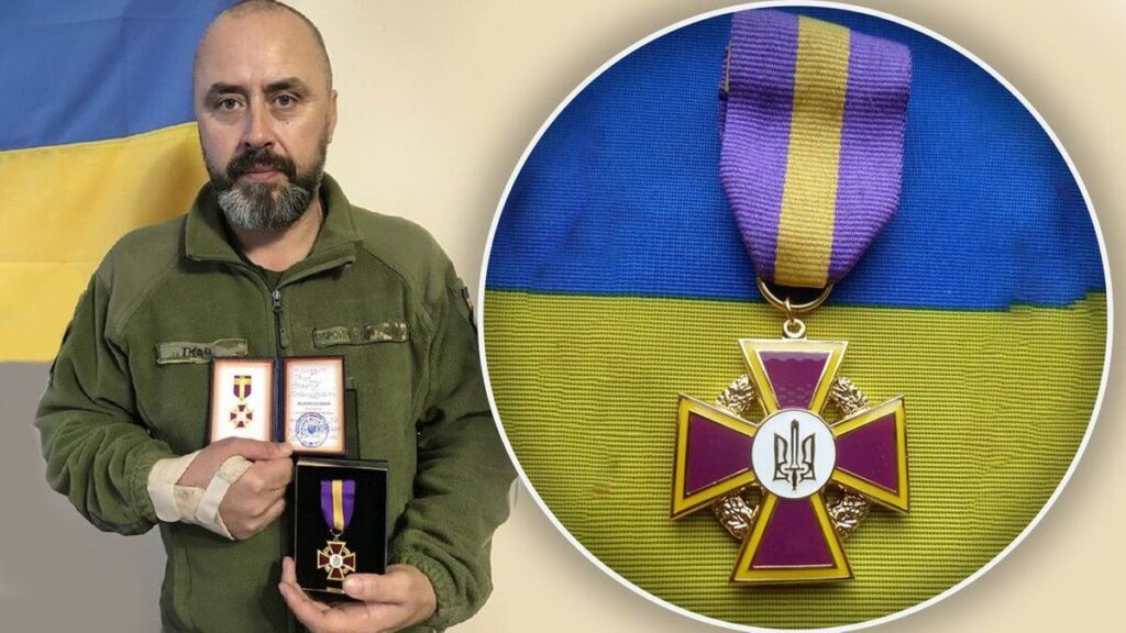 Захисника з Вінниччини нагородили Хрестом за бойове поранення