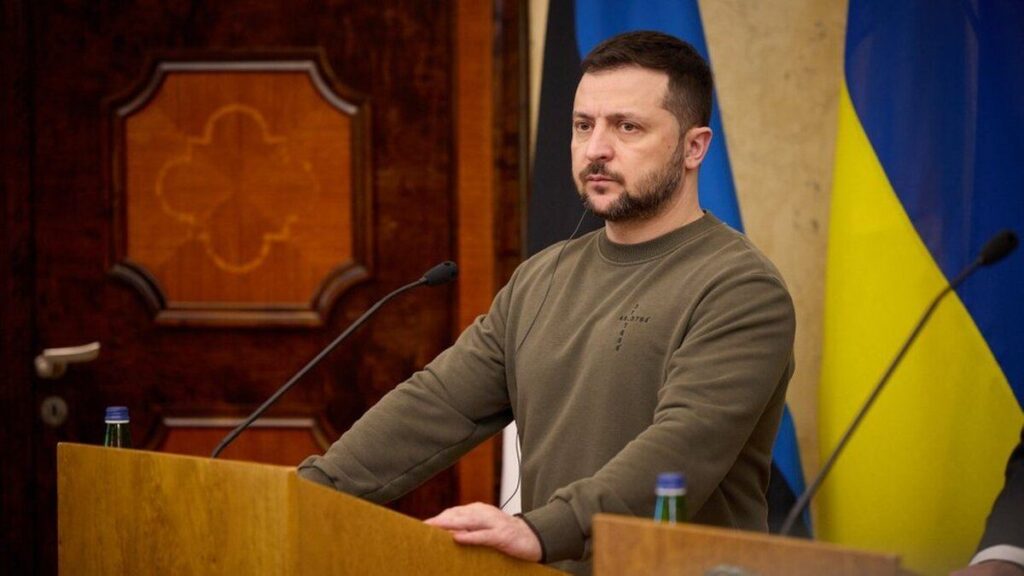 Зеленський вручив сертифікати на житло воїнам, які отримали звання Героя України