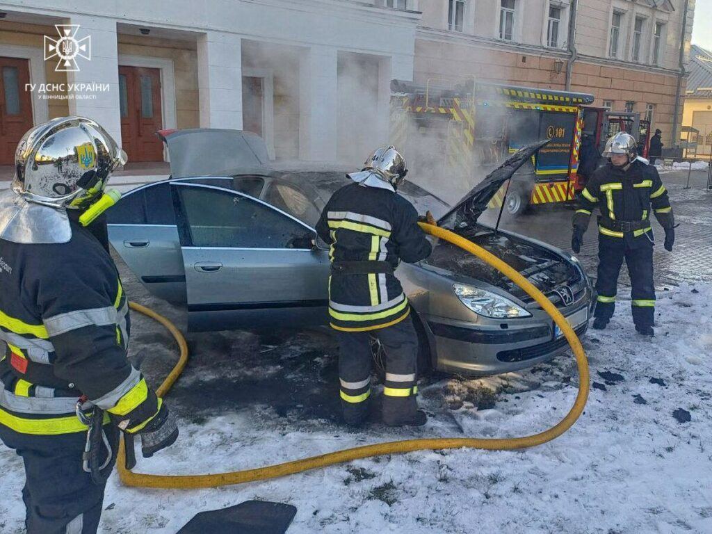 У Вінниці рятувальники ліквідували пожежу легкового автомобіля