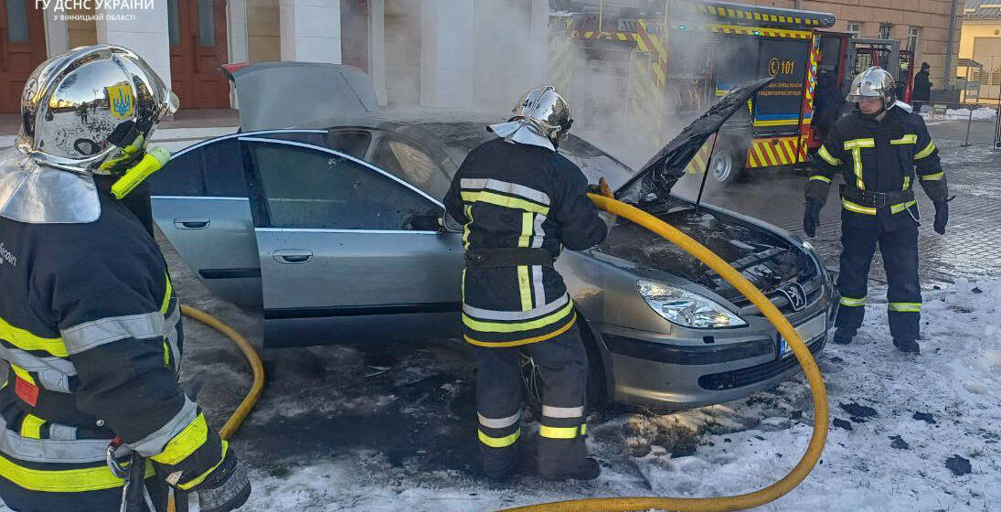 У Вінниці рятувальники ліквідували пожежу легкового автомобіля