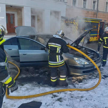 У Вінниці рятувальники ліквідували пожежу легкового автомобіля