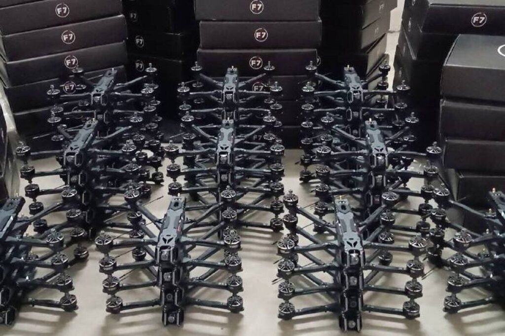 Дрони для захисників. Гройсман повідомив про передачу ще 50-ти пташок на передову