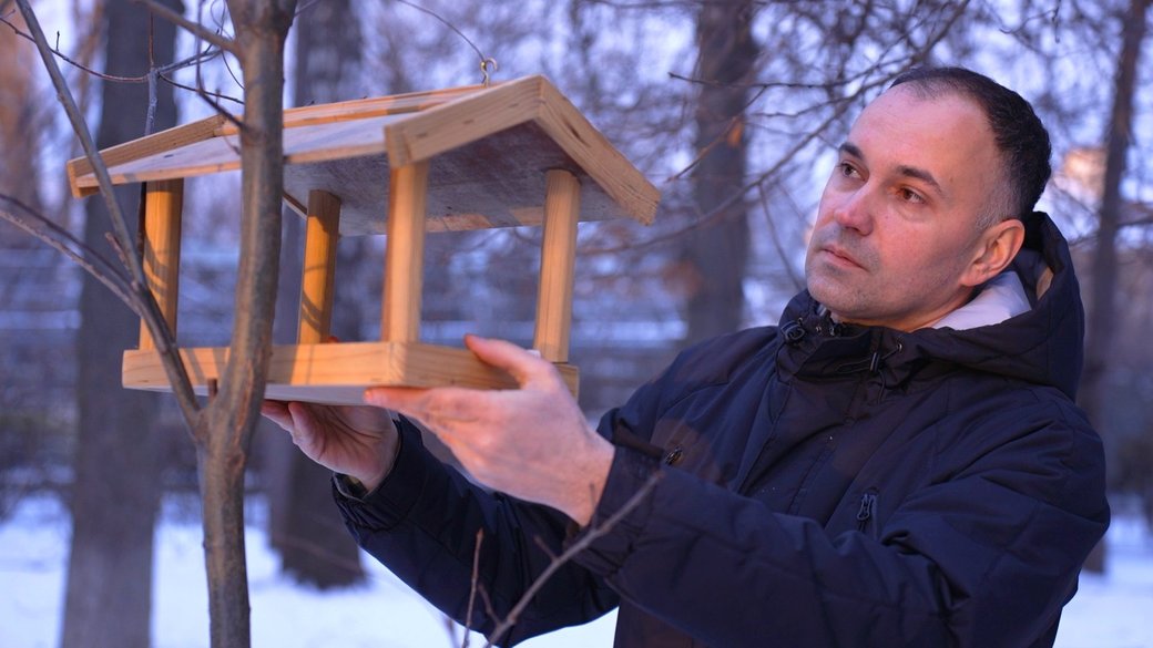 У Вінниці відвідувачі станції юних натуралістів підгодовують птахів