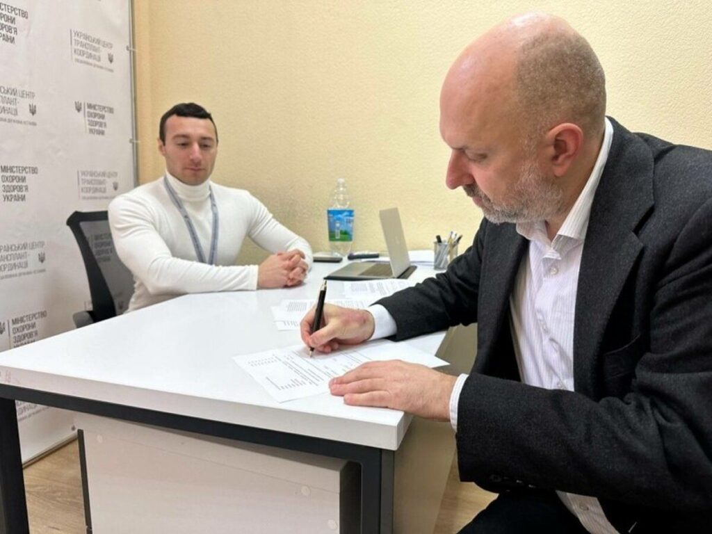 Німецький дипломат став першим іноземцем, який оформив згоду на посмертне донорство в Україні