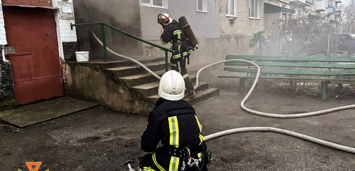 На Вінничині вогнеборці врятували жінку та трьох дітей з пожежі у квартирі