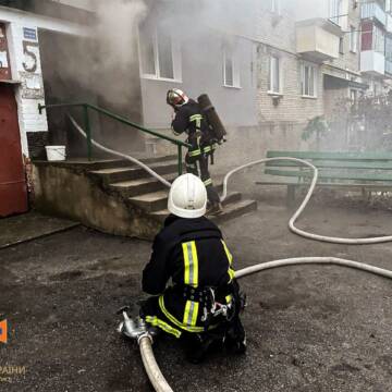 На Вінничині вогнеборці врятували жінку та трьох дітей з пожежі у квартирі