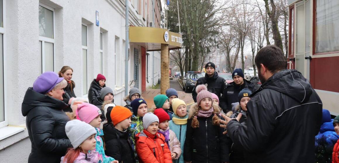 Поліцейські офіцери громади Вінниці організували екскурсію для школярів