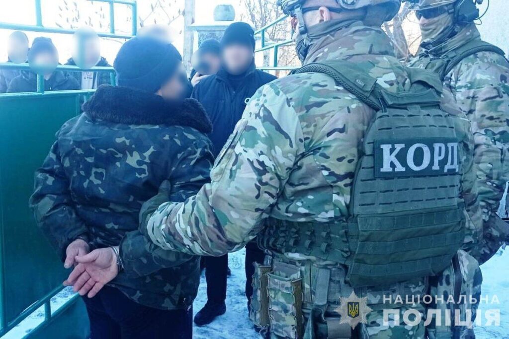 На Вінниччині затримали чоловіка, який налагодив збут автоматичної зброї та боєприпасів