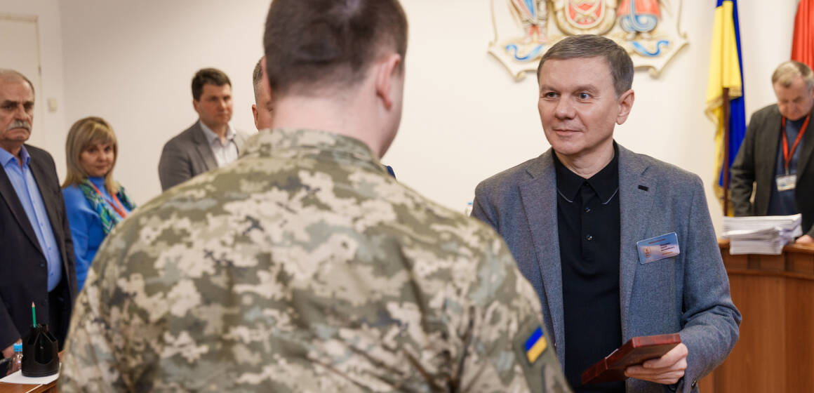 Сергій Моргунов вручив спеціальну відзнаку підполковнику Повітряних Сил ЗСУ від імені громади
