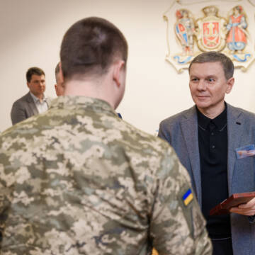 Сергій Моргунов вручив спеціальну відзнаку підполковнику Повітряних Сил ЗСУ від імені громади