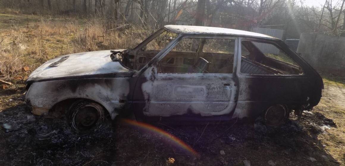 На Вінниччині чоловік обікрав односельчан та підпалив автомобіль