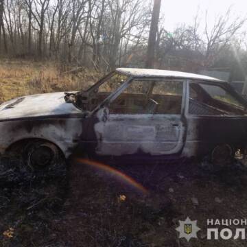 На Вінниччині чоловік обікрав односельчан та підпалив автомобіль