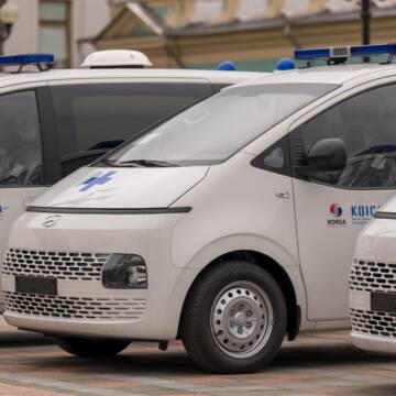 Україна отримала ще 10 автомобілів швидкої допомоги від Південної Кореї