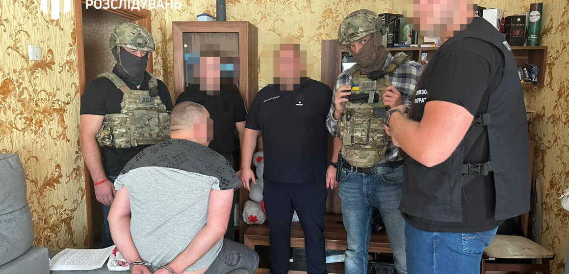 Посадовці Вінницького ТЦК, спіймані ДБР на хабарях, очікують суду за сприяння ухилянню від відповідальності