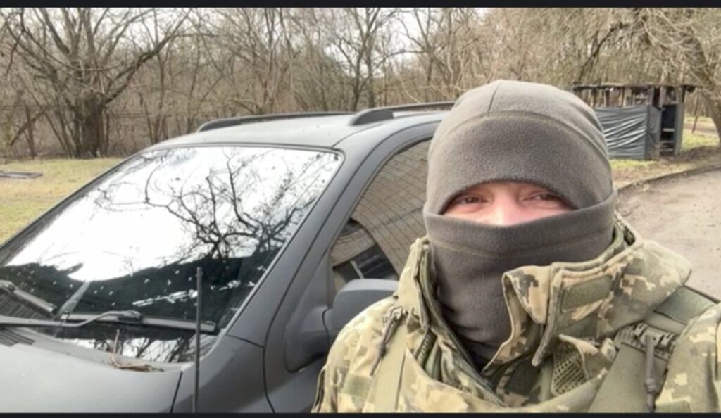 Вінницькі освітяни відправили на фронт ще один автомобіль