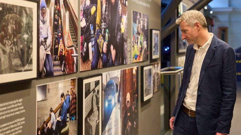 У Лондоні відкрили виставку фотографій про підземні сховища під час війни у Великій Британії та Україні