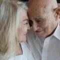 “У нас є два слова”: 100-річний чоловік та 96-річна жінка розкрили секрет кохання і довголіття
