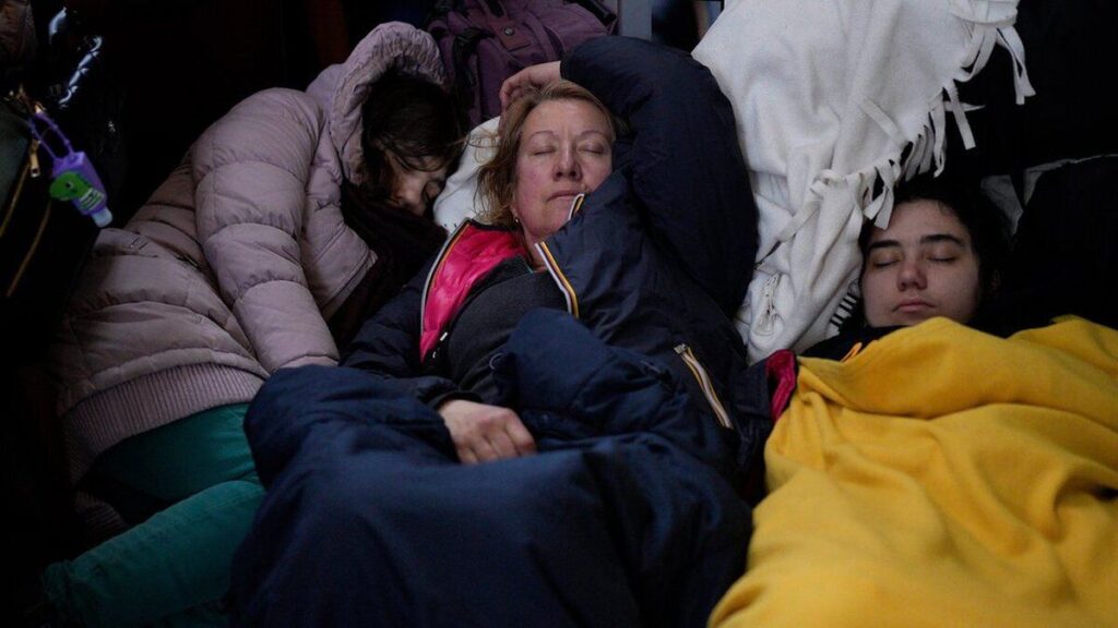 Сон під час війни: як спати в укриттях і на передовій, чи можна запастися сном та коли йти до психотерапевта