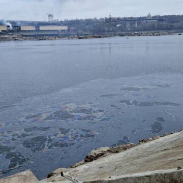 Внаслідок обстрілу армією рф по ДніпроГЕС екоінспектори зафіксували витік нафтопродуктів у річку Дніпро