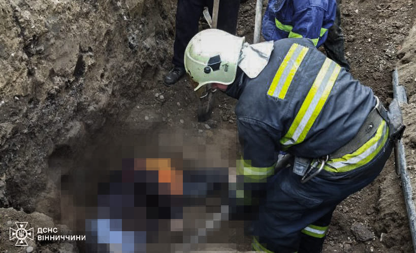 На Вінниччині рятувальники дістали з-під завалу труп