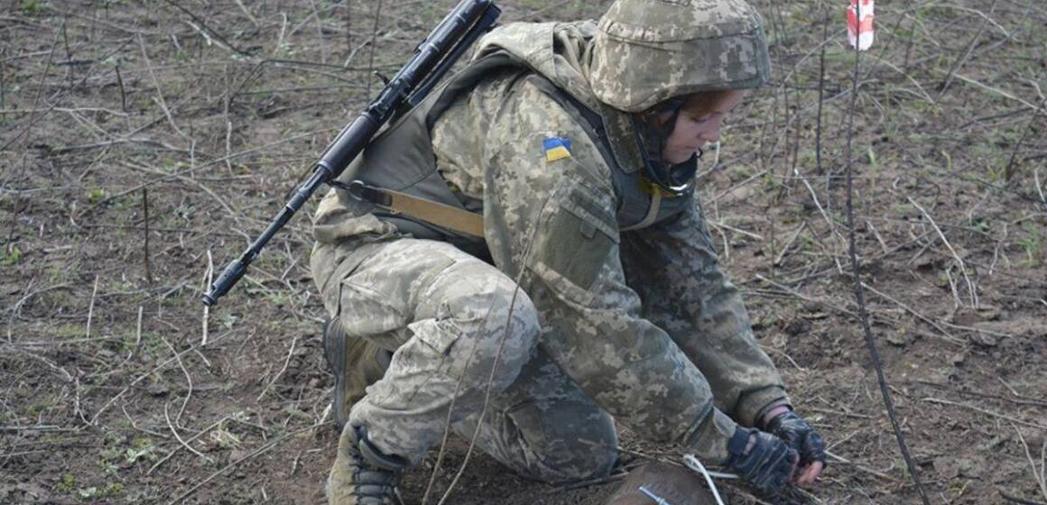 Україна планує залучити більше жінок до розмінування