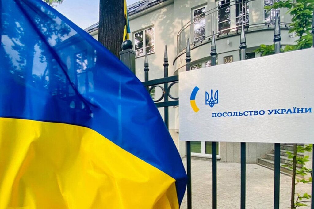 Консульства України припиняють надання послуг чоловікам призовного віку