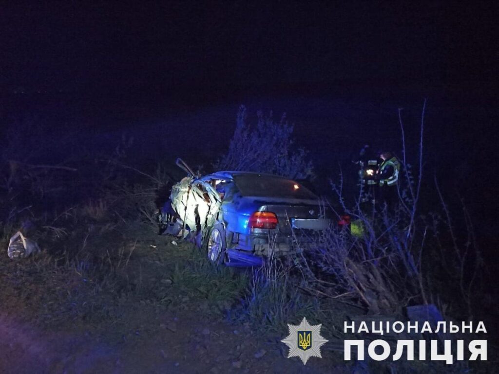 Остання поїздка: на Вінниччині автівка виїхала на зустрічну смугу та зіткнулася з вантажівкою