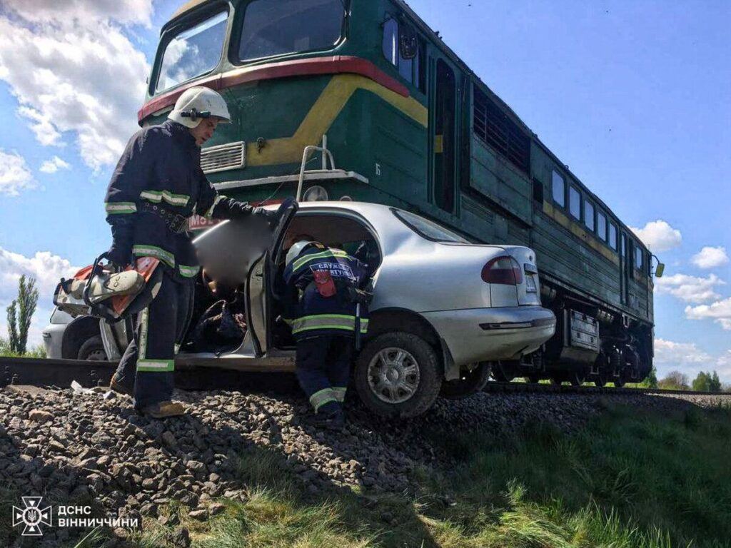 На Вінниччині легковик зіткнувся з тепловозом: є загиблий та поранена