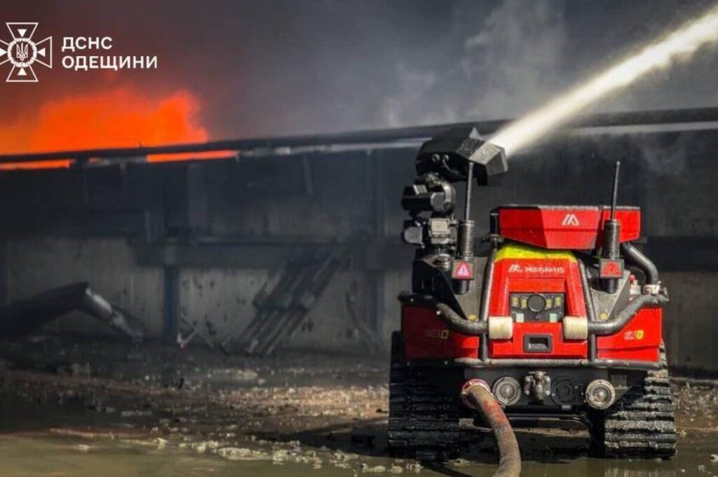 На Одещині третій день палає пожежа: для гасіння залучили роботів