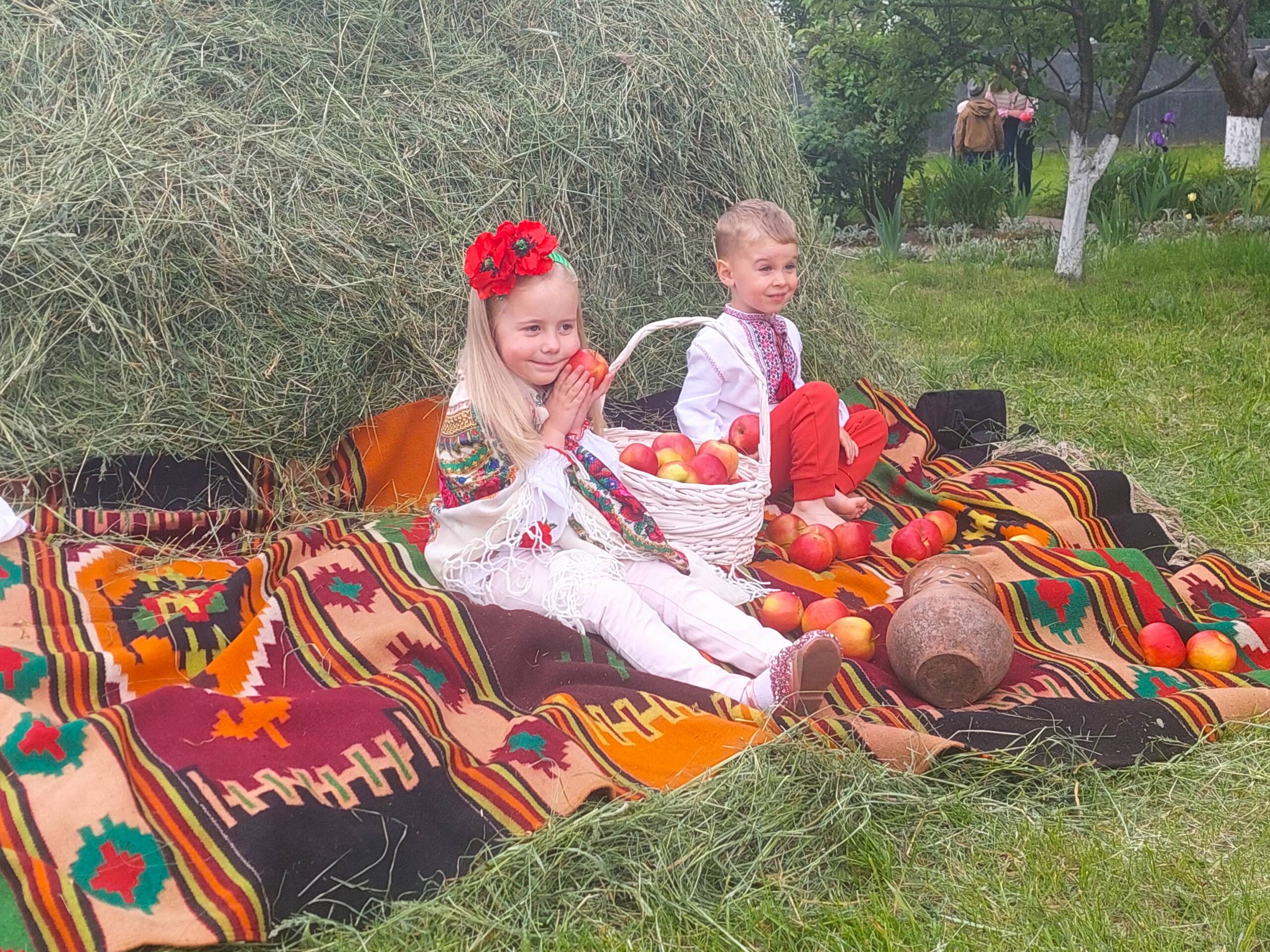 Вінничани у вишиванках: яскравий фотосет на садибі Коцюбинського (Фото)