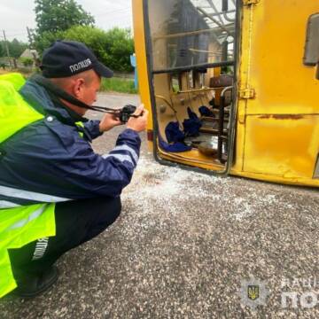 Автобус зіштовхнувся з вантажівкою на Вінниччині: 20 людей травмувалися, 10 госпіталізовано (Відео)