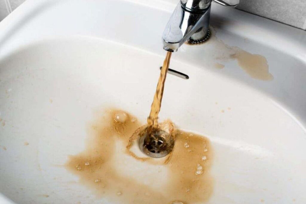 Вінничанам пояснили, чому вода з-під крану має жовтуватий відтінок