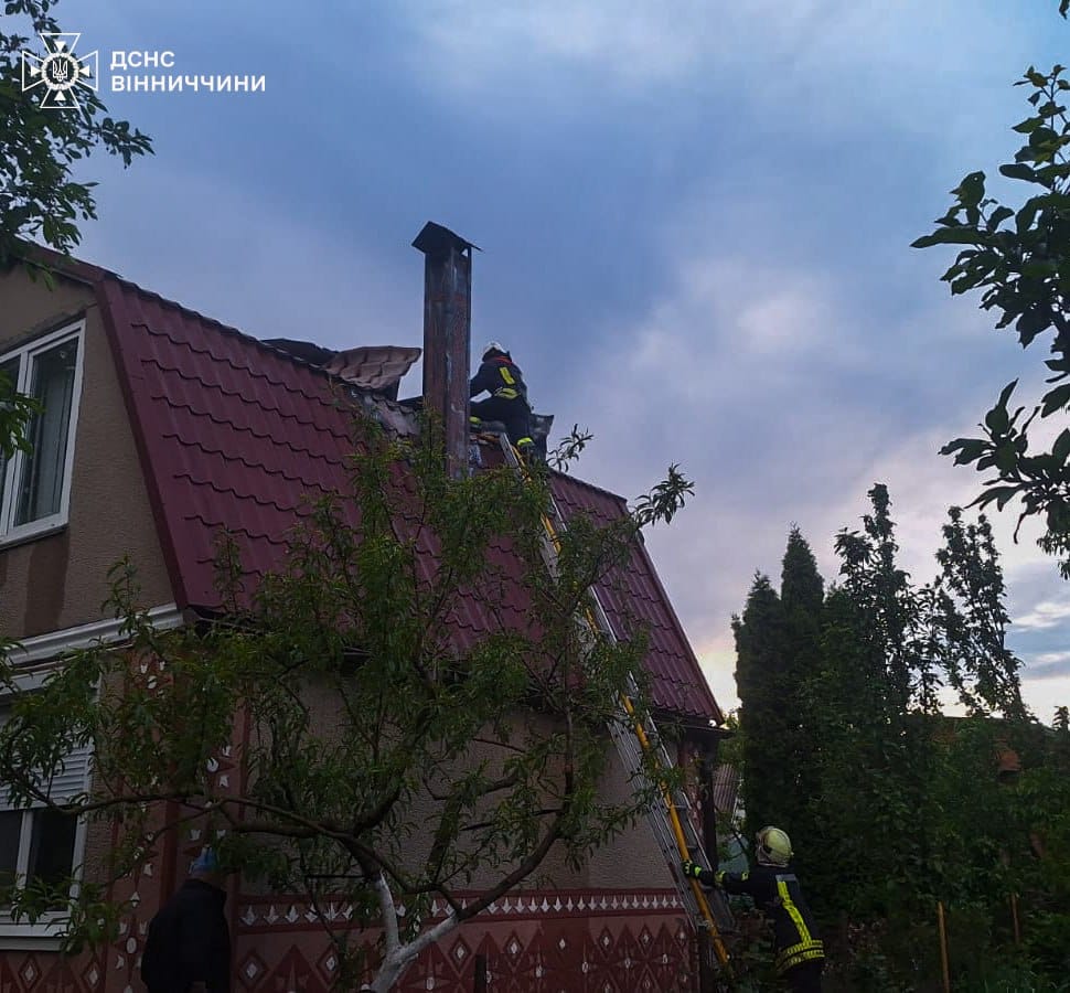 На Вінниччині за добу рятувальники ліквідували дві пожежі у житловому секторі та вісім – у природних екосистемах