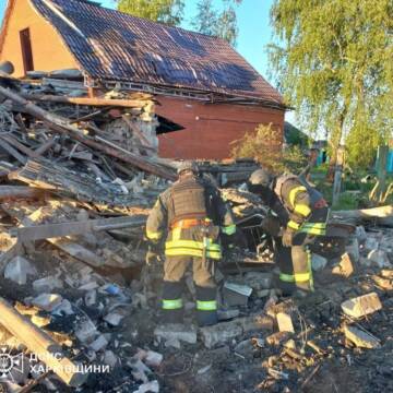 Окупанти обстріляли житлові квартали Вовчанська: є поранені та загиблі