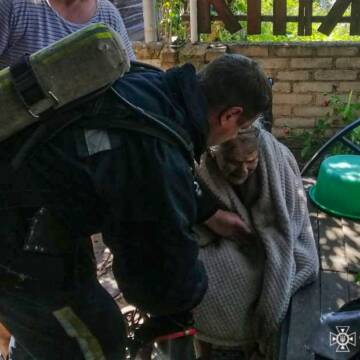 Пожежа у Вінниці: з палаючого будинку врятували літню жінку